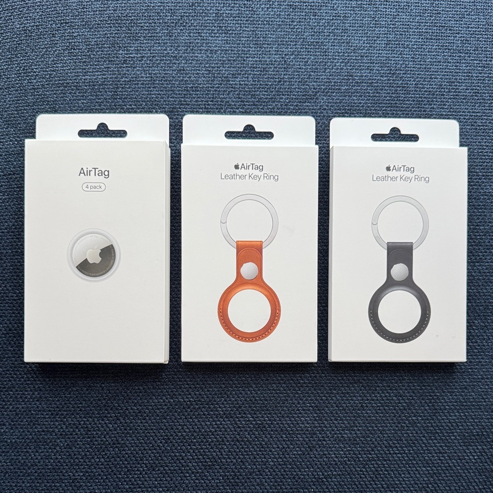 Apple AirTag Set (4-pack) with (2) Leather Key Rings in Saddle Brown and Black